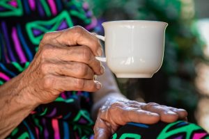 taza, manos, parkinson, grúas para pacientes en México, cuidado del Adulto Mayor